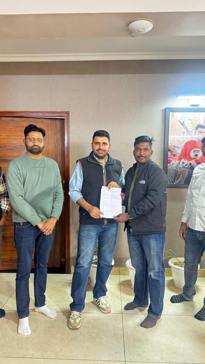 Group photo with document — SprachJet team